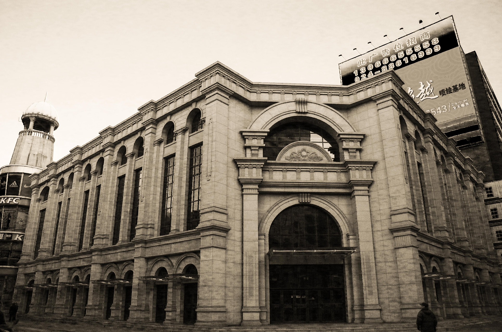 老照片  ,民国时期沈阳的老建筑,这里应该是老沈阳的cbd吧!