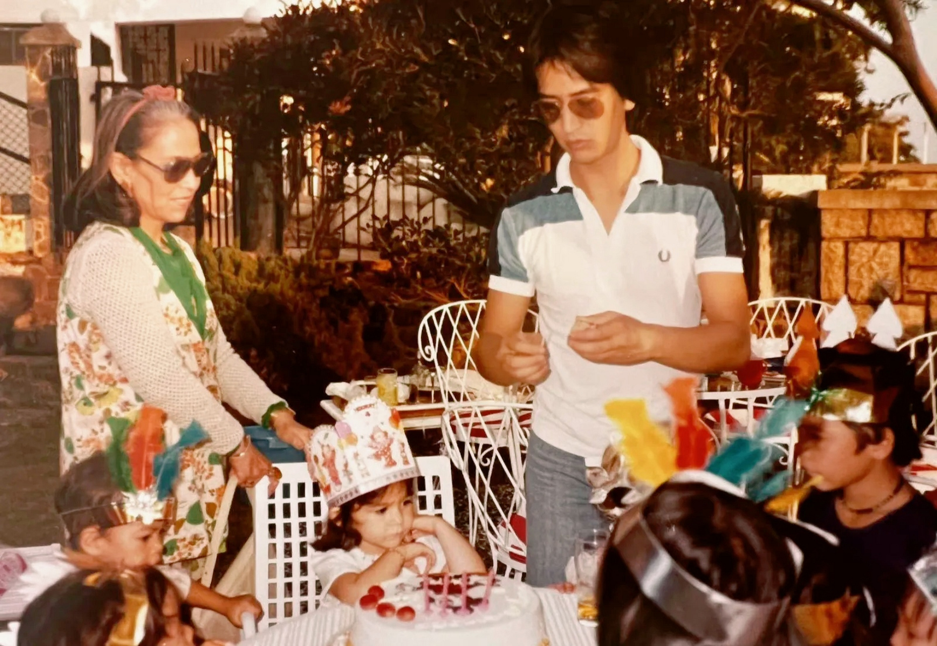 两张旧照中,何家华还只有3岁多,照片中爸爸妈妈和奶奶黎婉华在一起