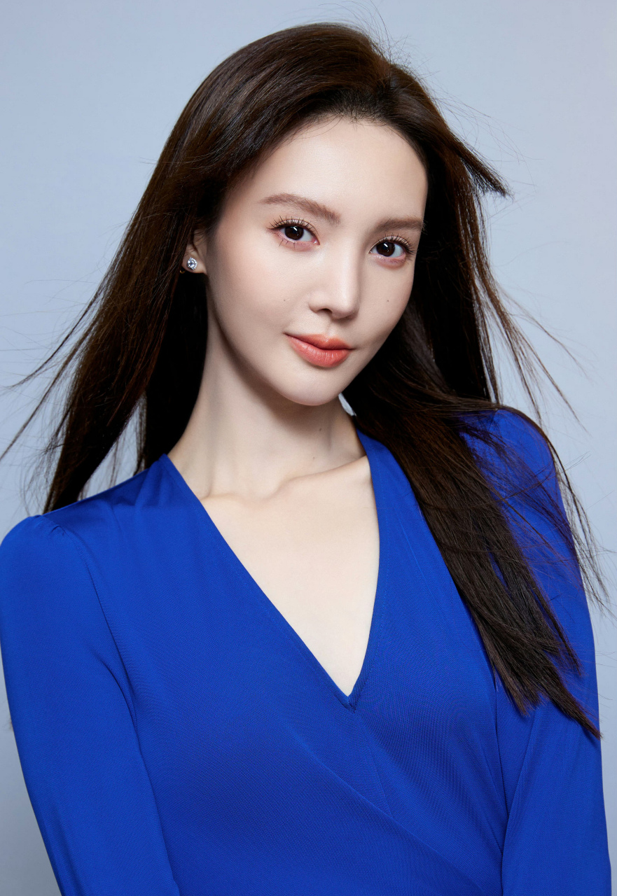 清纯可人,和现在的样子比较多了一份成熟[舔屏]#养眼美女# #金晨