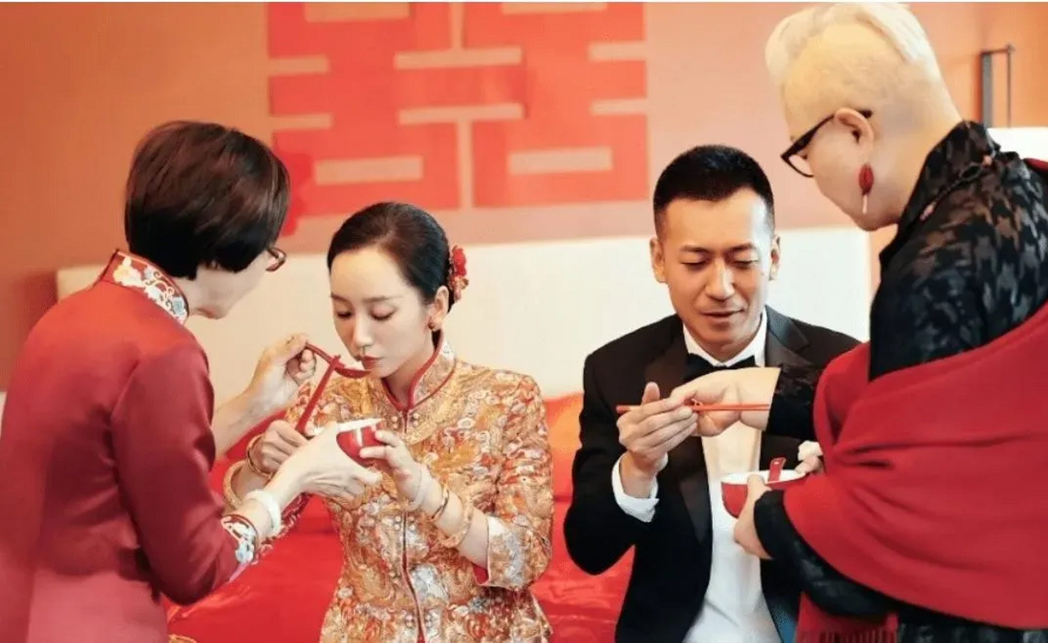 董晴戚九洲icon婚礼现场宾客满堂,其中最引人注目费就是黄晓明