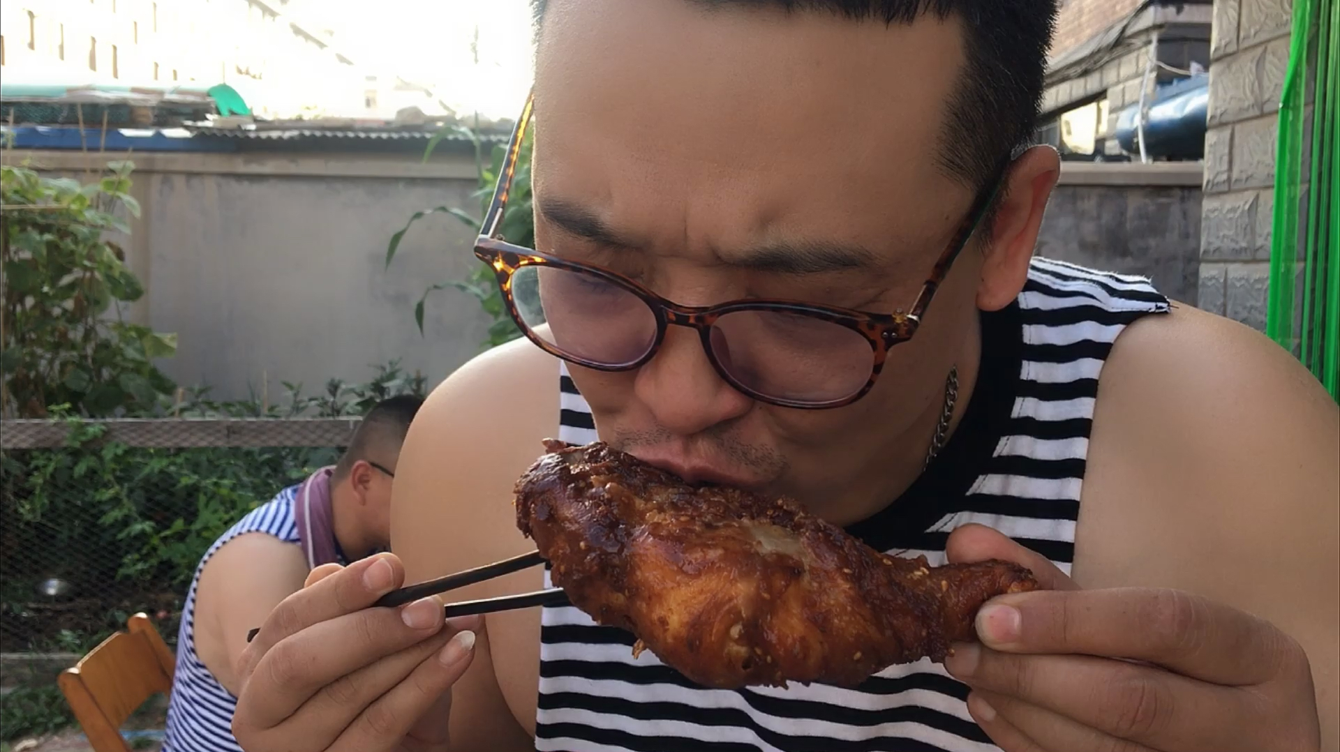 选水库莲子鱼酱炖五花肉、再配上香炸大鸡腿、喝着小啤酒真爽啊