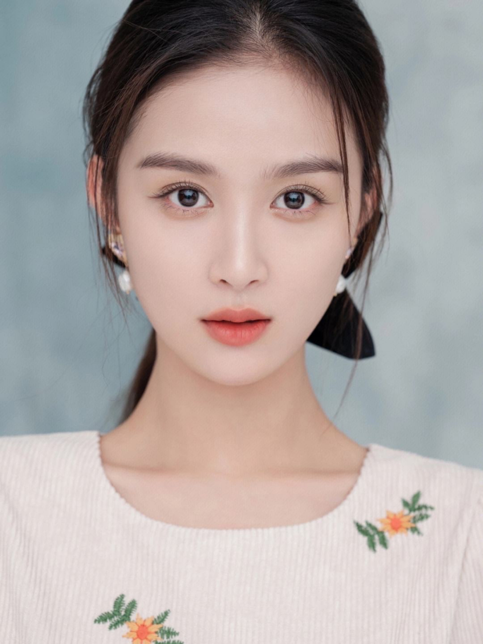 原名吴昀岭,2000年11月20日出生于湖南省长沙市,中国内地影视女演员