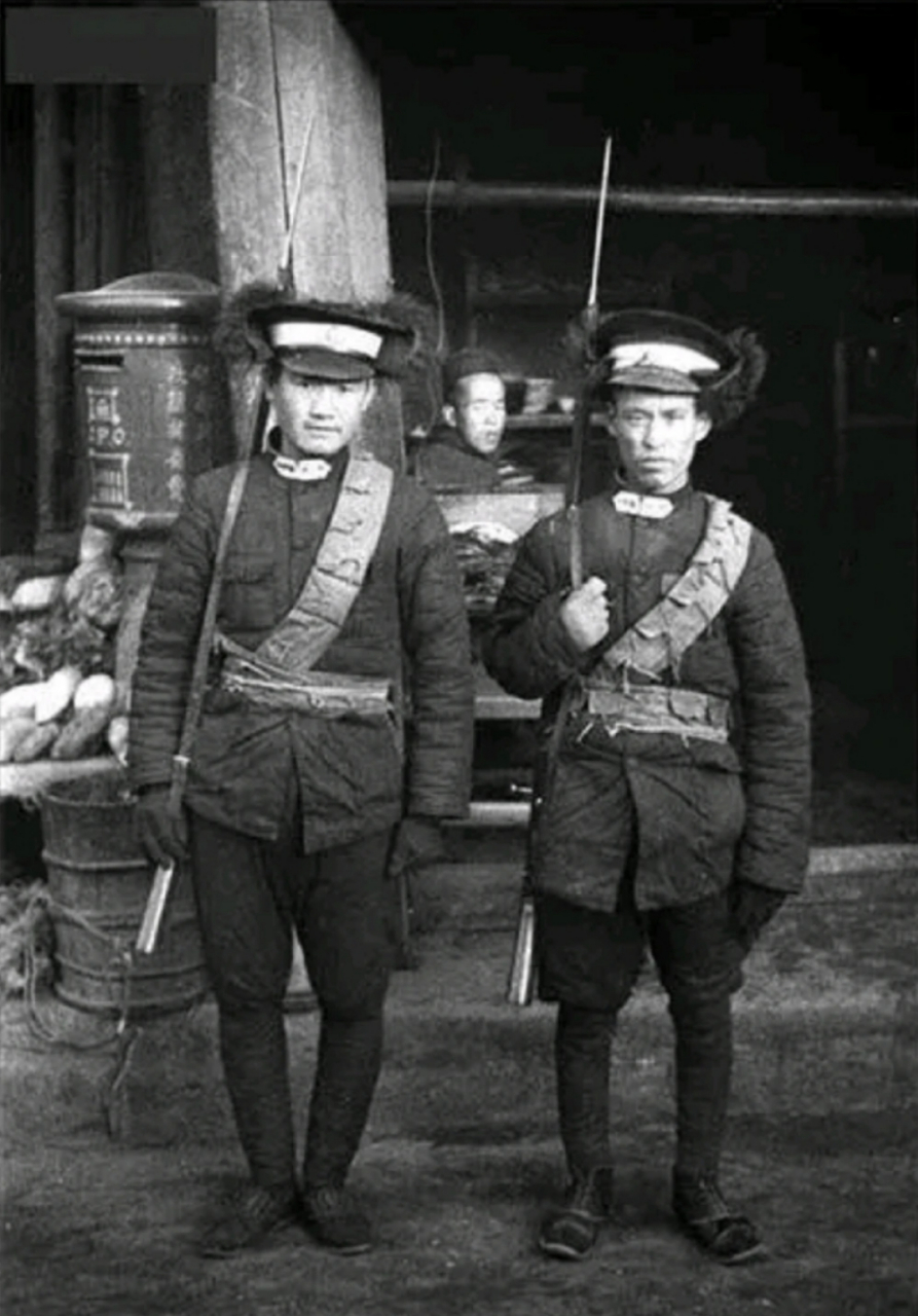 背着步枪的民国警察,他们为什么配备步枪而不是手枪呢?因为步枪当时是