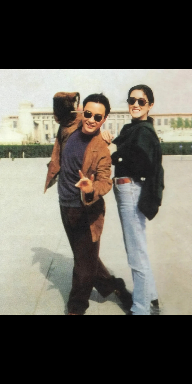 1992年,张国荣与章子怡在北京游玩时,留下的珍贵照片.