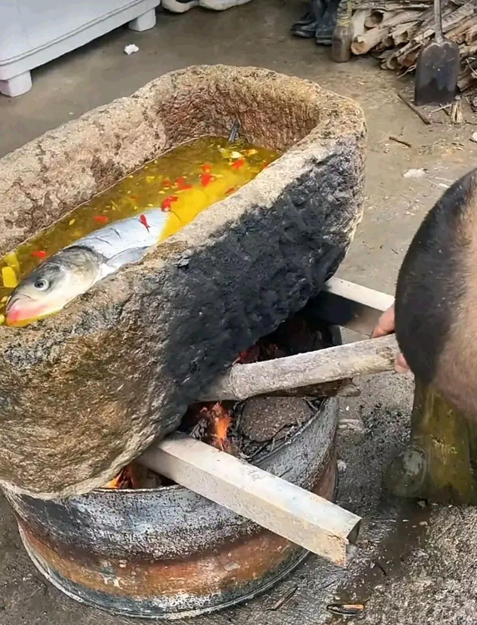 我没记错的话,这个石槽好像是用来喂猪的吧?