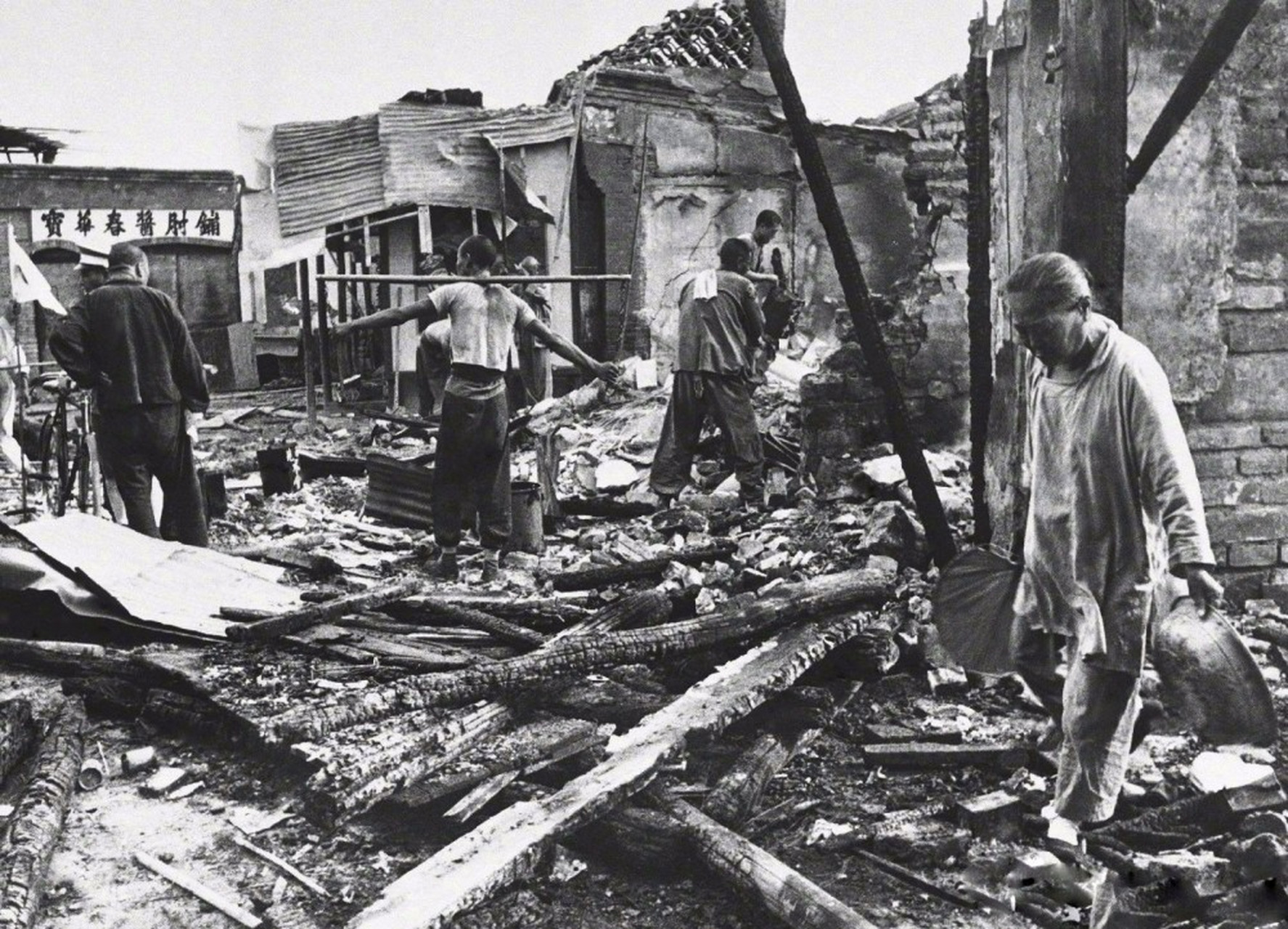 日本侵略者冈村宁次制定的扫荡战术:        "三光政策":在进行扫荡时