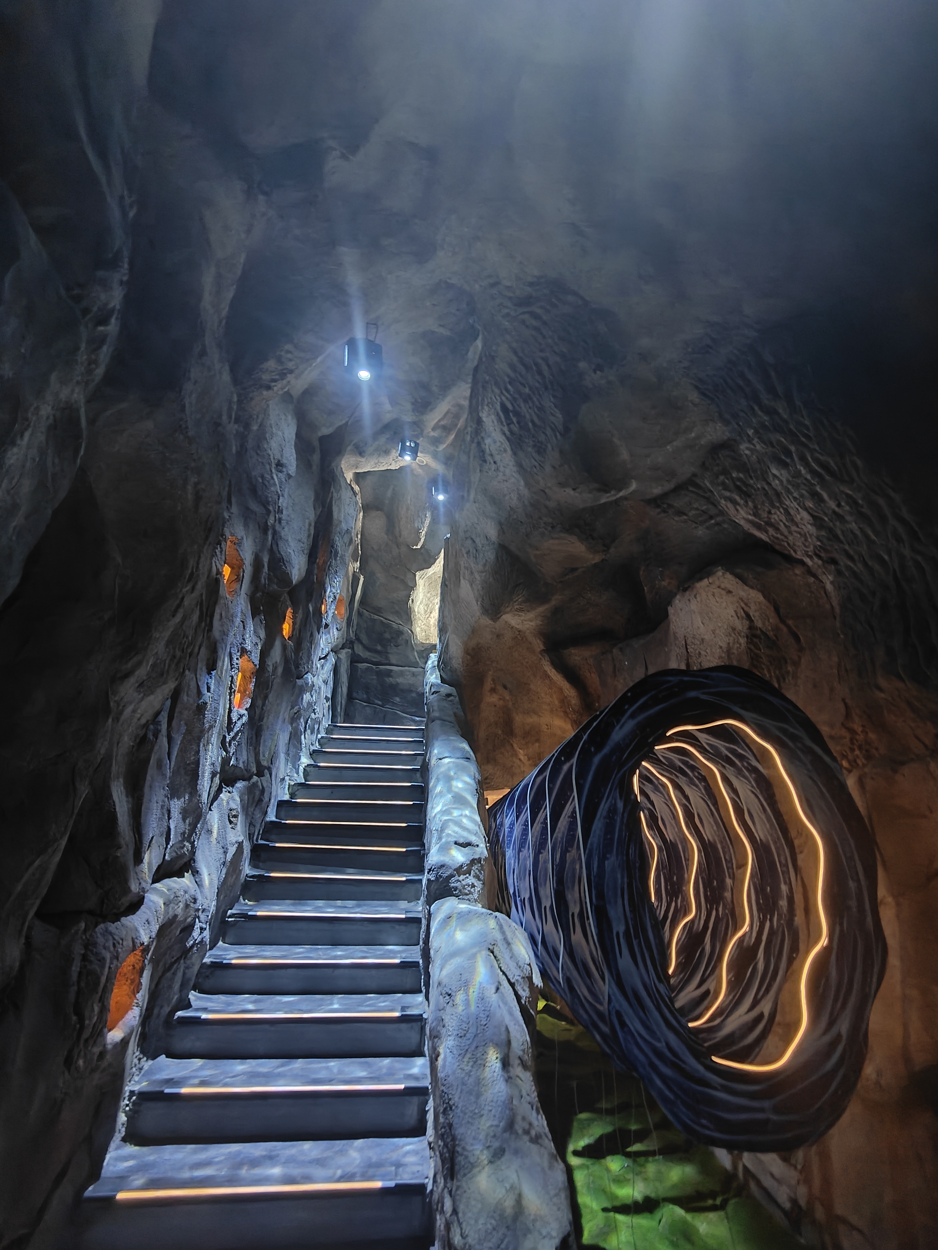 五马渡江边的达摩洞