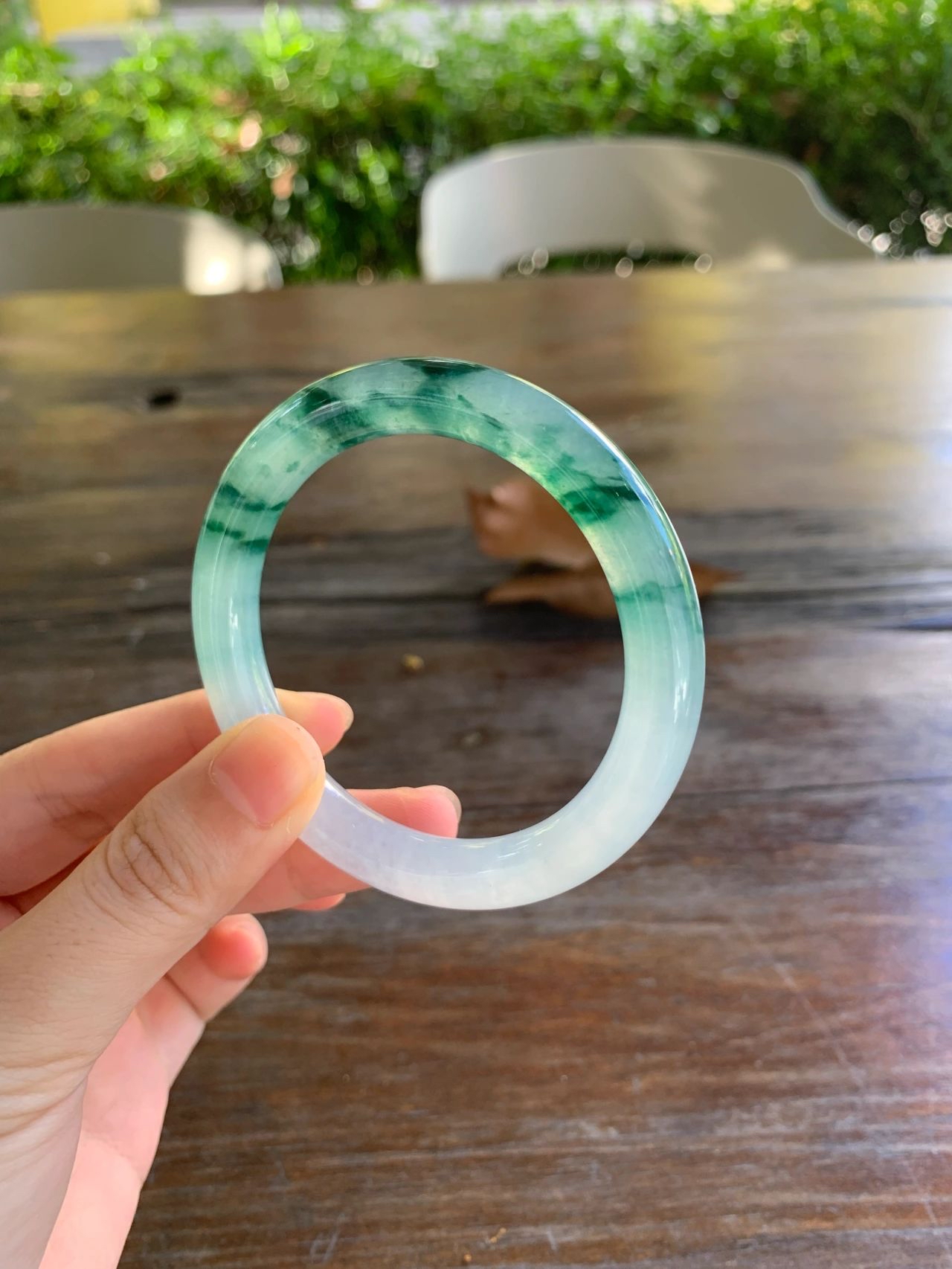 一半是湖水绿的底色一半白色半山半水翡翠手镯