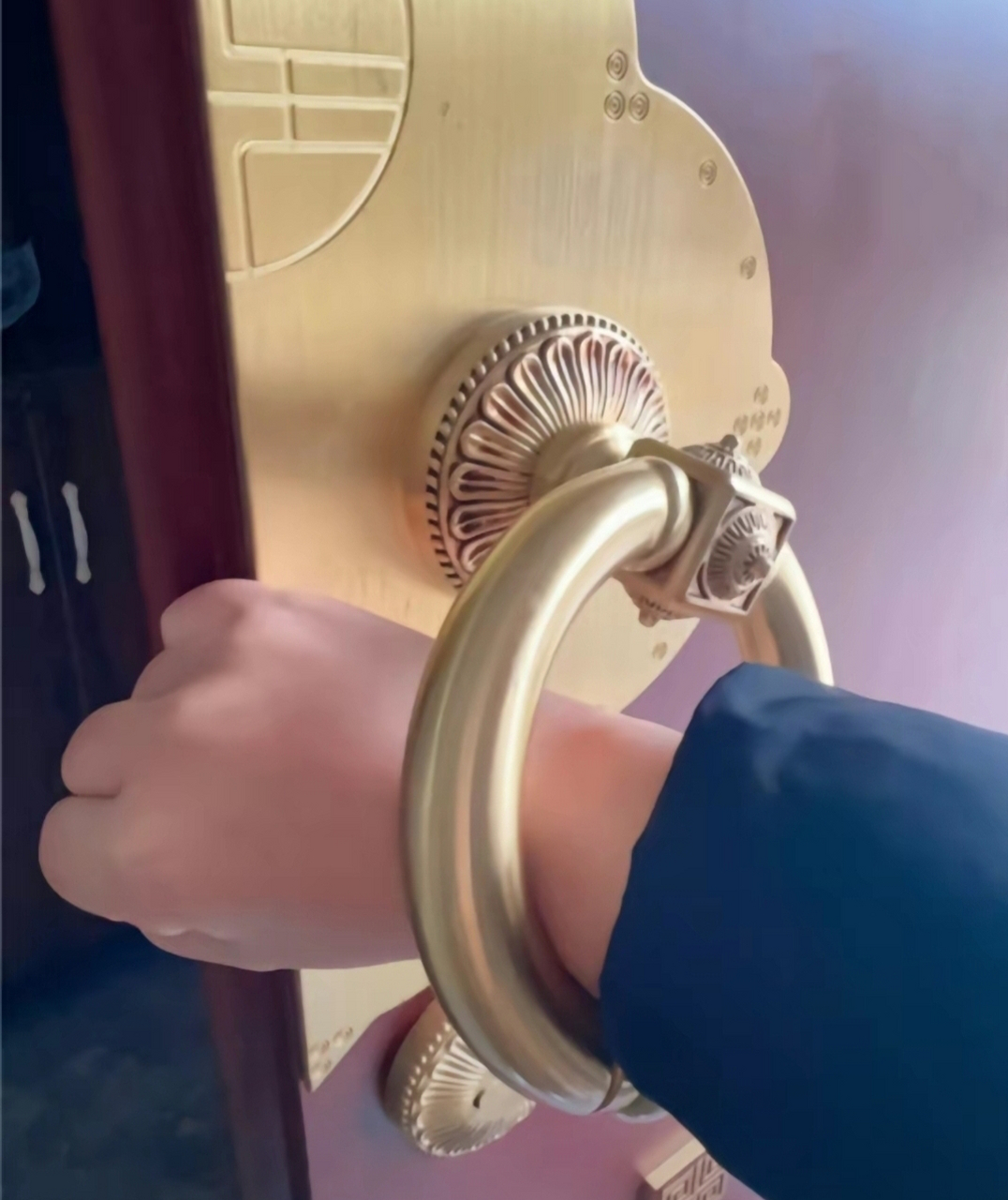 情人节,老公送的金手镯,够大吧[滑稽]#趣图搞笑