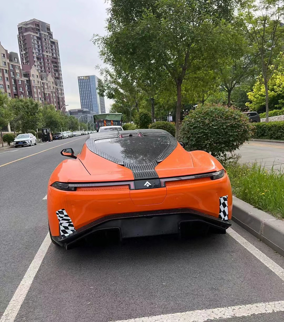 埃安hyper ssr大概也可以算是国产新能源超跑的排面,纯电超跑,低趴的