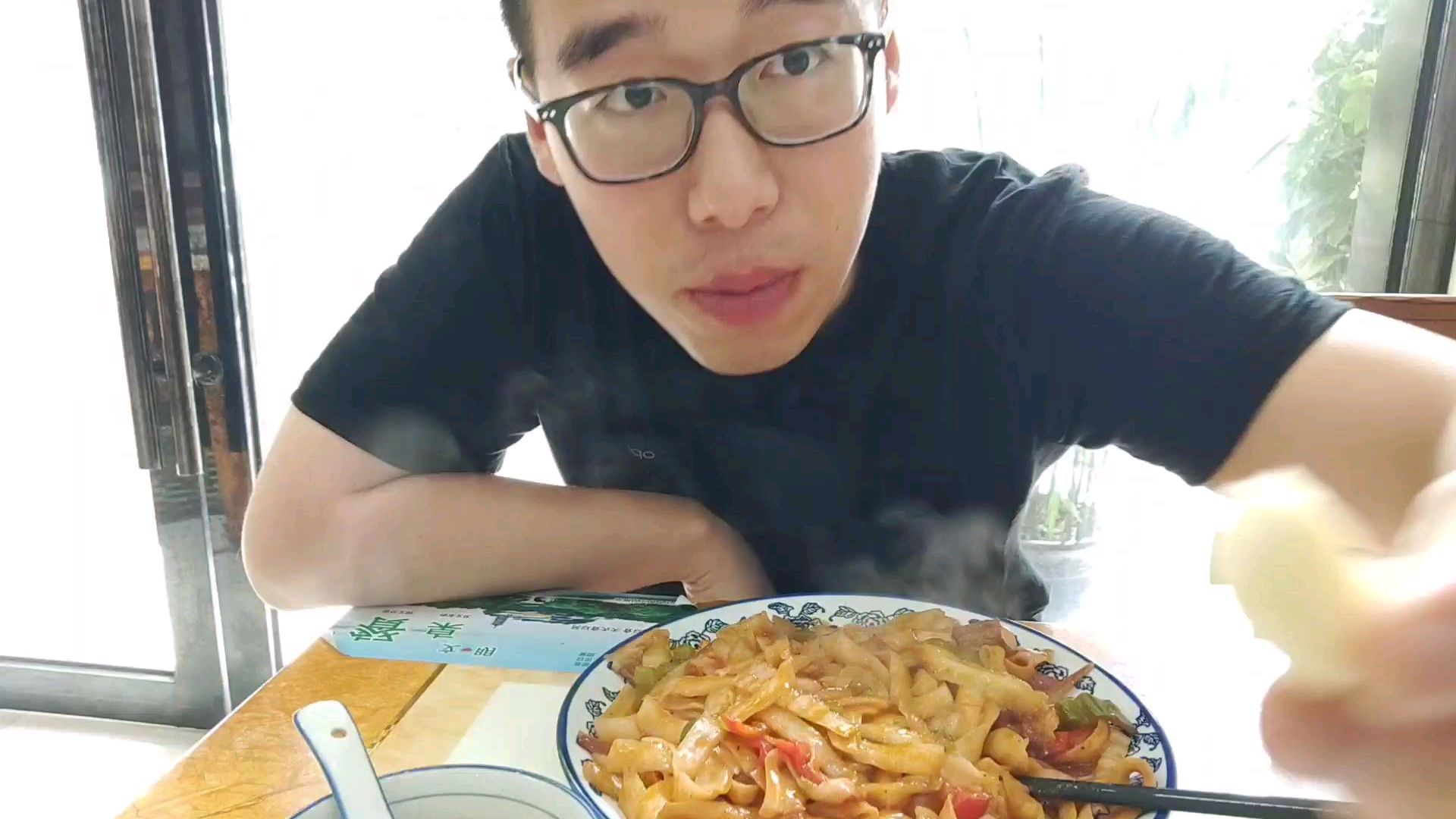 镇江小伙中午下“兰州拉面馆”一斤爆炒牛肉刀削配上生蒜吃美了!
