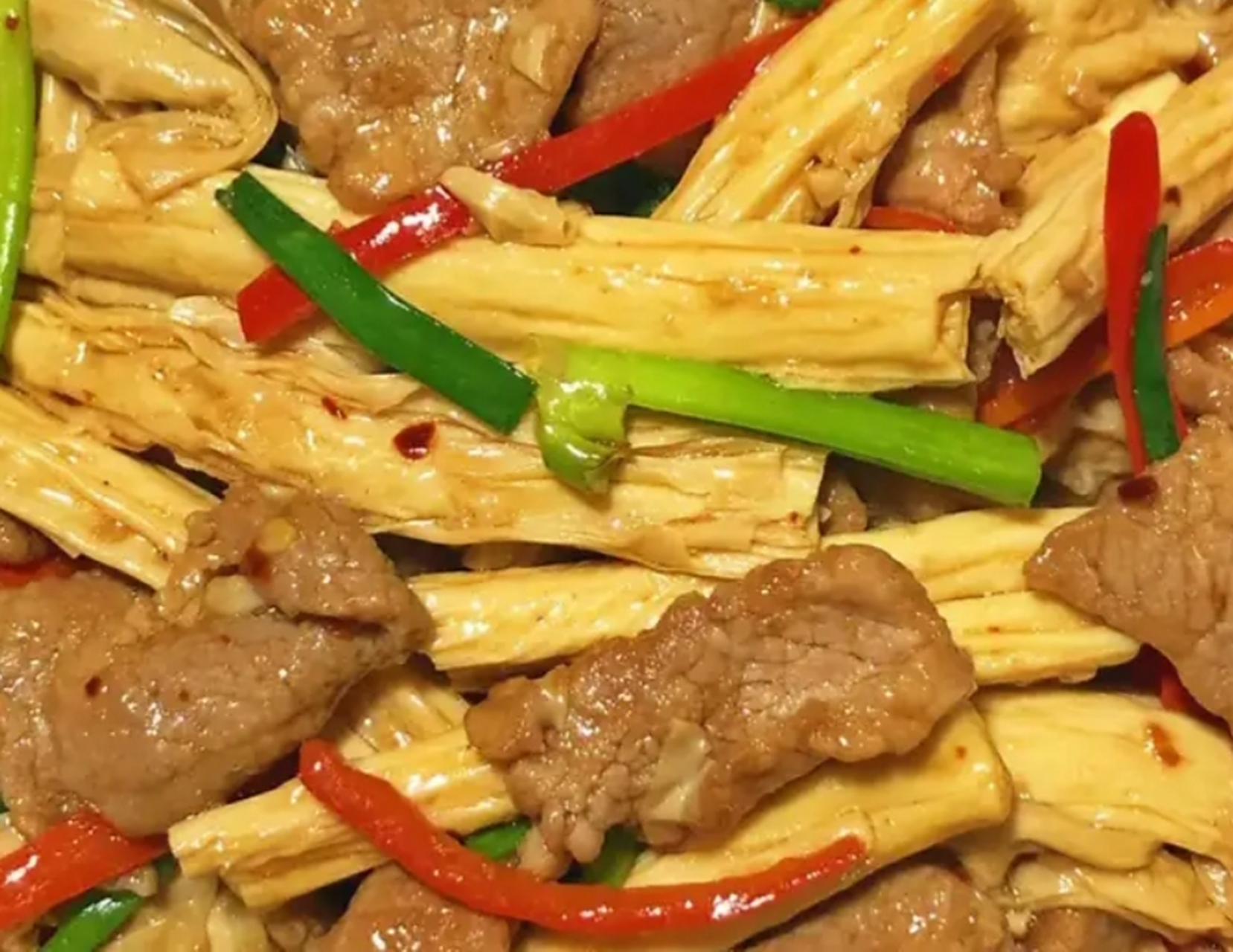 腐竹炒肉  做法如下:  1. 里脊肉清洗干净切小片,用盐,料酒,淀粉腌10