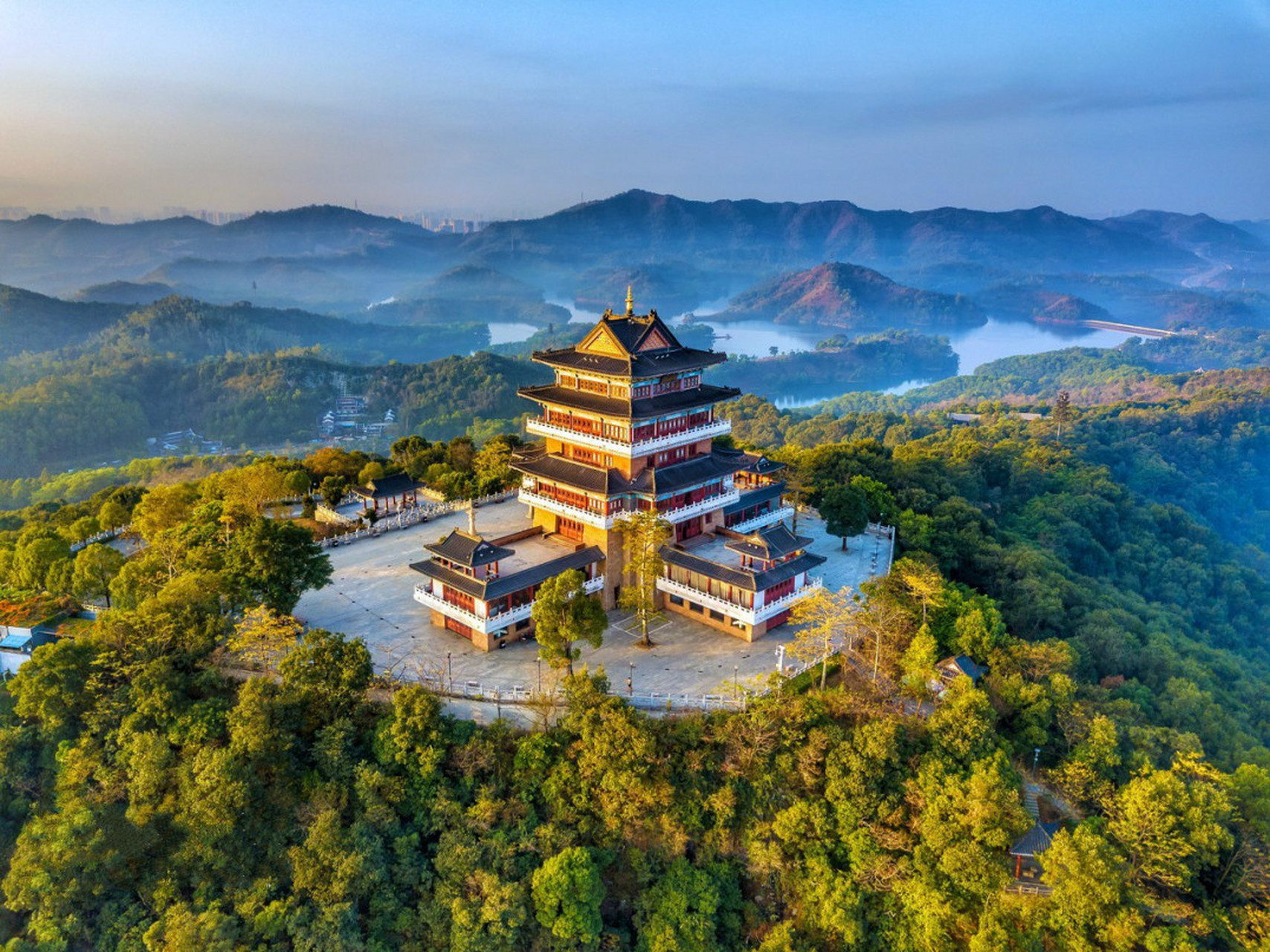 高榜山,被称为惠州的白云山,是惠城区市区的绿肺.