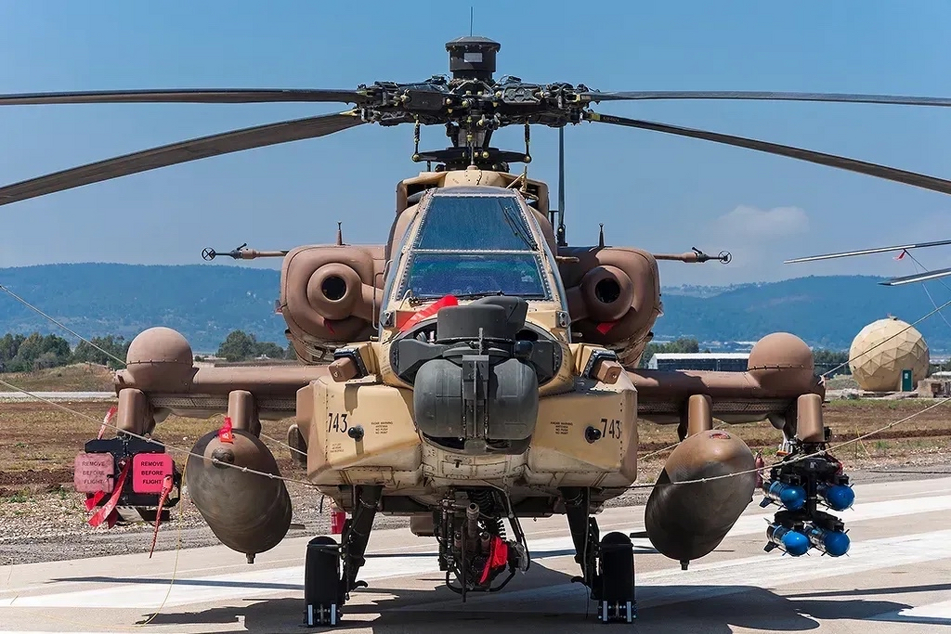 沙漠涂装的重型武装直升机