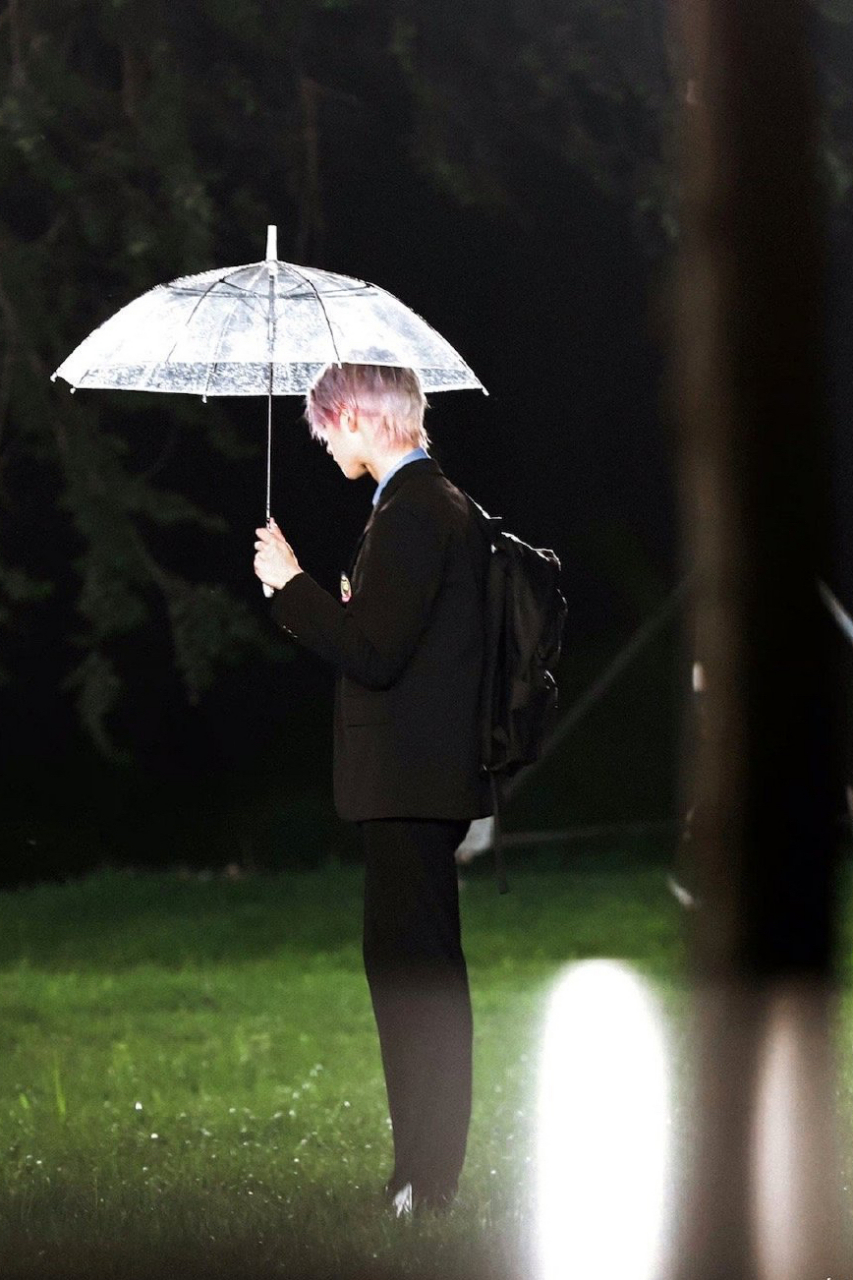朱志鑫雨中撑伞路透,这是什么优质男高啊,太帅太有氛围感了吧#娱乐最