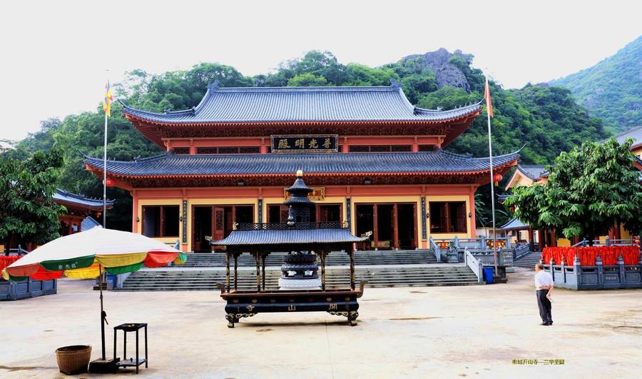 开山寺坐落在融江河畔的柳城凤山镇境内网山脚下,寺庙依山而建,山道