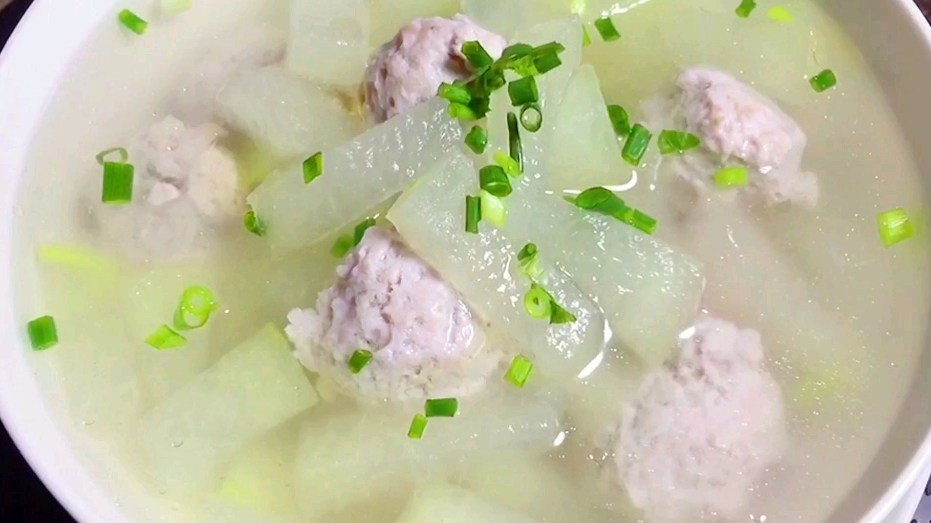 汤鲜肉嫩,简单而且营养的一道冬瓜肉丸例汤,步骤简单而且实用。