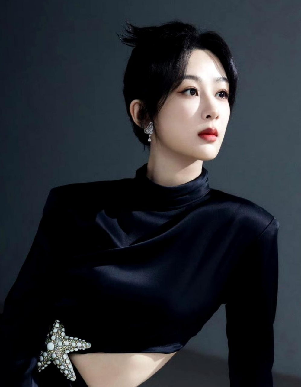 看杨紫穿黑色经典美丽,精致的盘发和标准的脸型,秀气妩媚,优雅的身姿