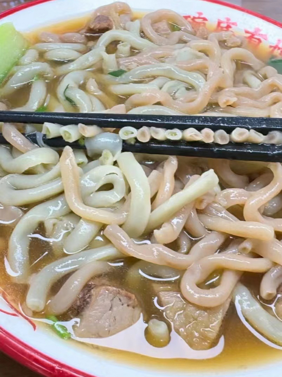 吃到了带馅的面条,并且是牛肉洋葱和牛肉芹菜的双拼面,网友:不是,我就