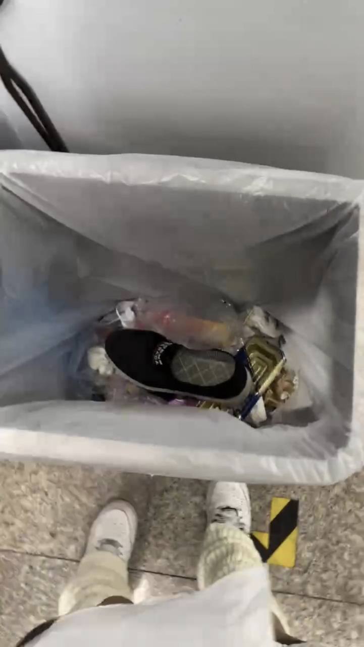 地铁临关门前光速抢走了一个没素质猥琐光脚老头的鞋并扔进了垃圾桶.