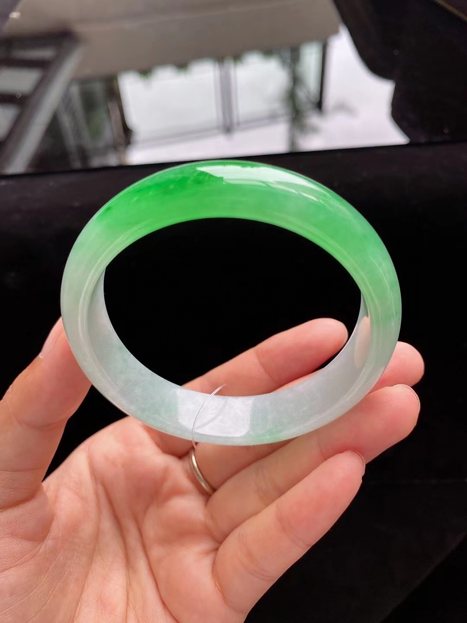 正阳绿正圈手镯,玉质细腻莹润,阳绿花鲜艳夺目,高贵优雅!完美!