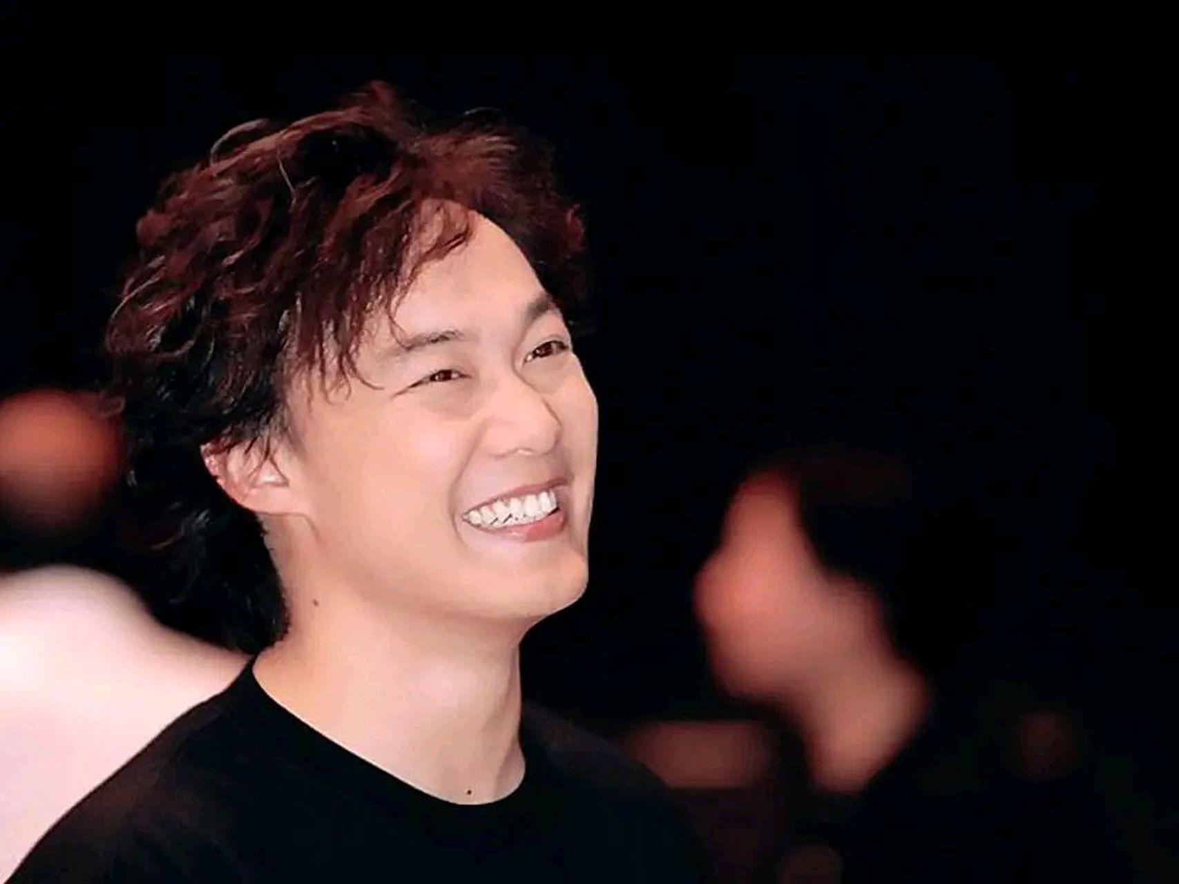 2012年,陈奕迅与王菲在春晚后台候场,闲来无事,他找王菲聊天,没想到