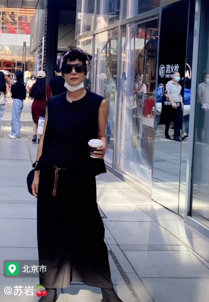 48岁苏岩近照认不出,二婚嫁tvb视帝罗嘉良,和老公前妻处成朋友