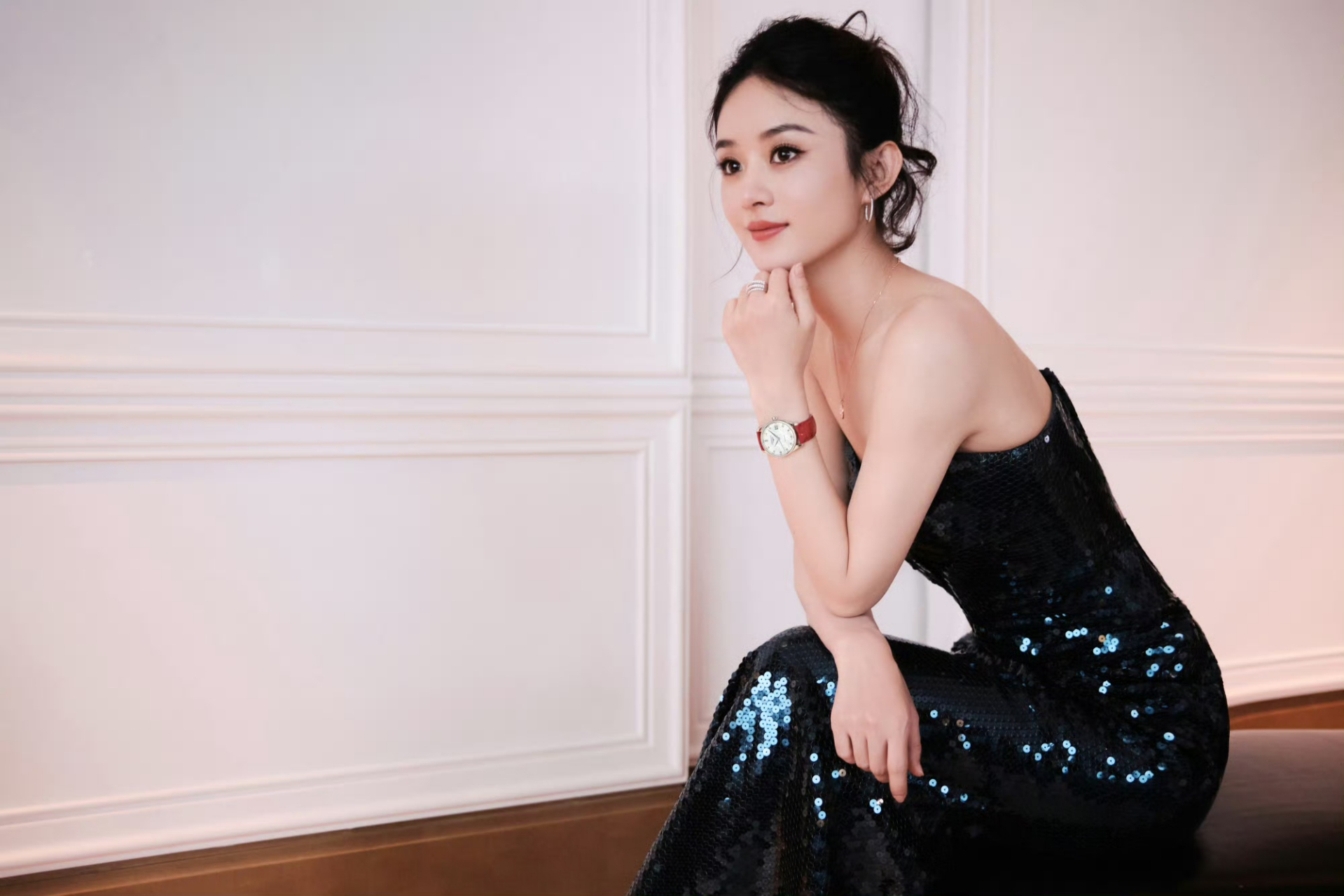 赵丽颖身着一袭蓝色鱼尾裙,浪漫演绎名匠系列腕表,曼妙多姿,优雅同行.