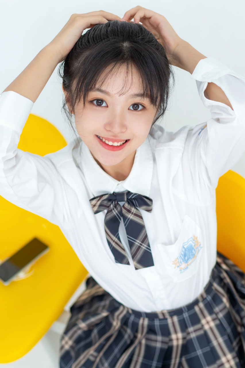 圆脸制服美少女～郝怡霖