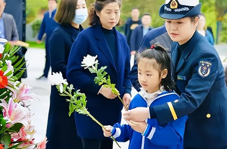 航母飛行員張超犧牲,女兒僅2歲,空姐妻子繼承丈夫意志應徵入伍