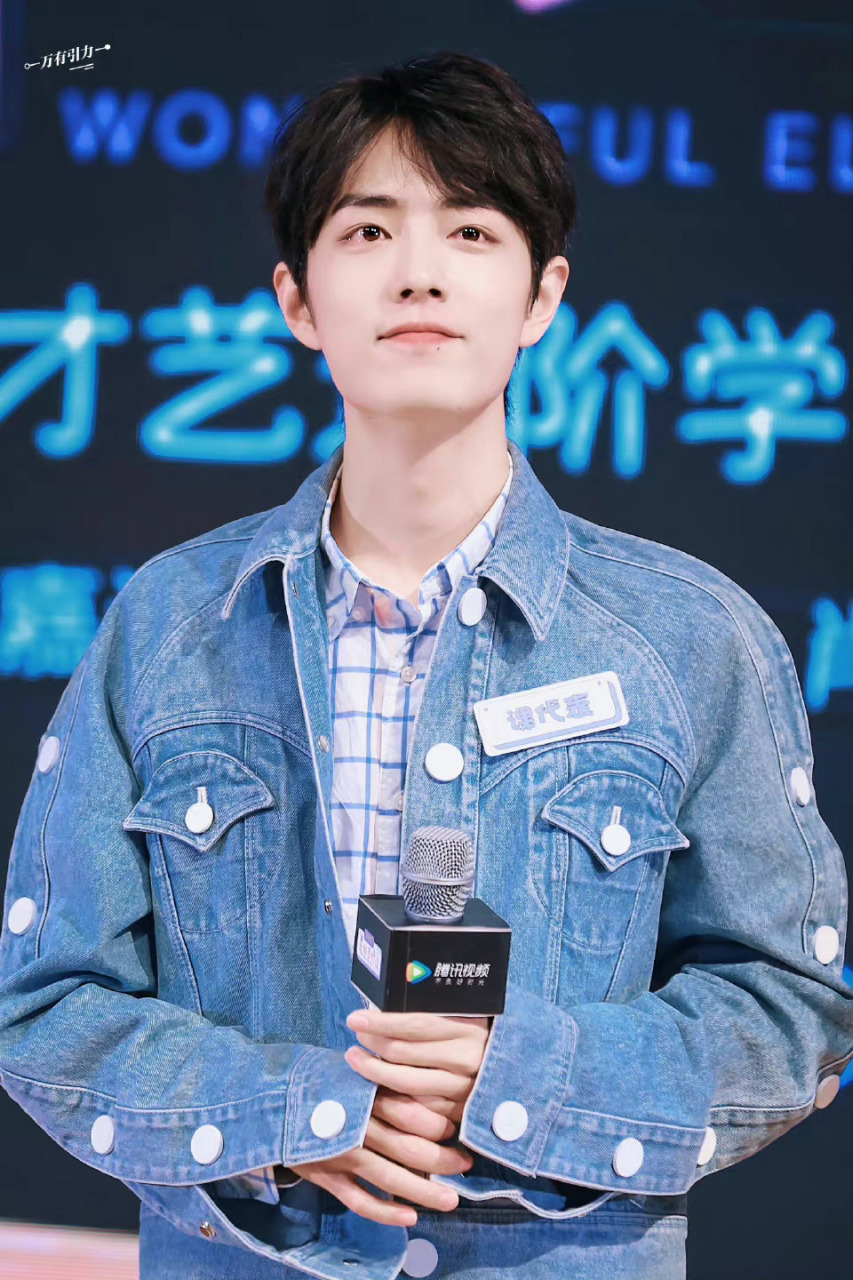 满满的青春气息,扑面而来的清爽 #肖战蓝色牛仔外套白t造型