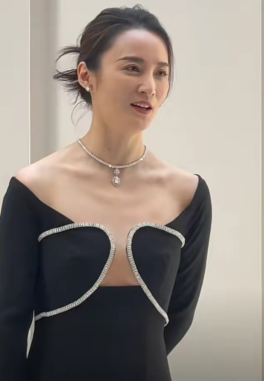 47岁蒋勤勤出席活动,生图下皮肤白皙颜值养眼,排骨胸身材超抢镜