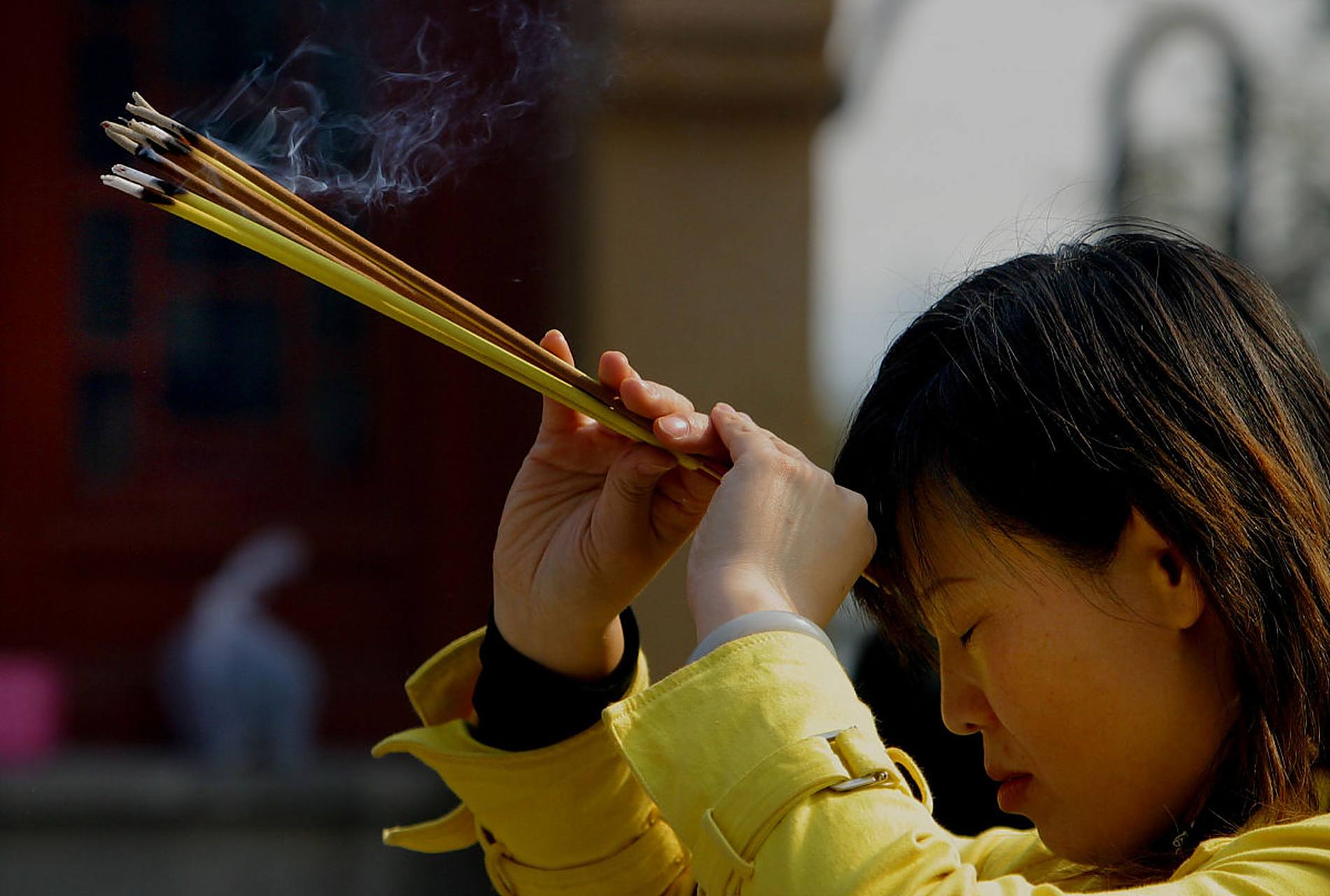 大多数人都是遇到困境的时候,就会去寺庙上香,只为