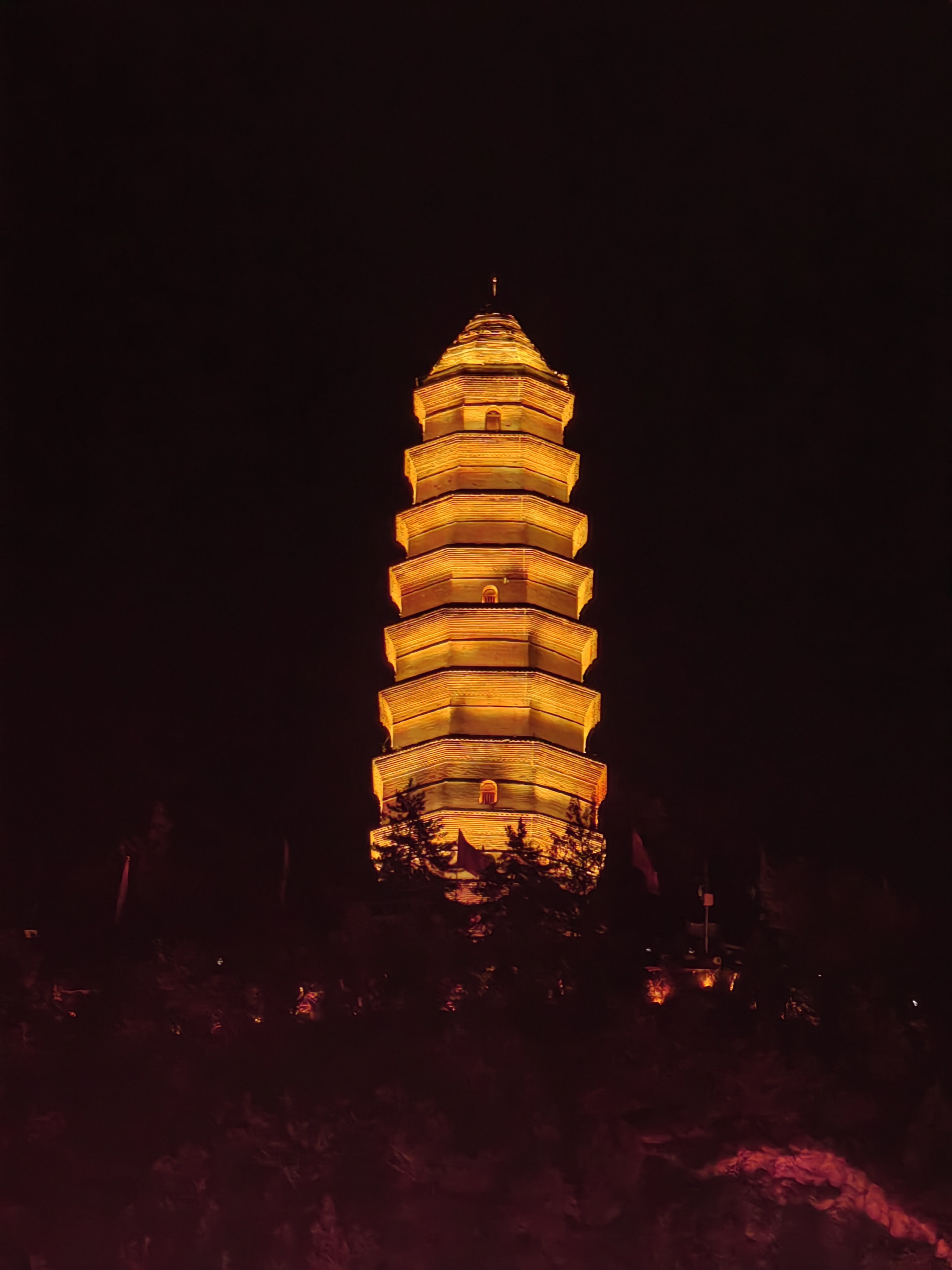 夜色中的延安宝塔∽ 6月18日晚,前往延安宝塔山游览,刚到山下,突然