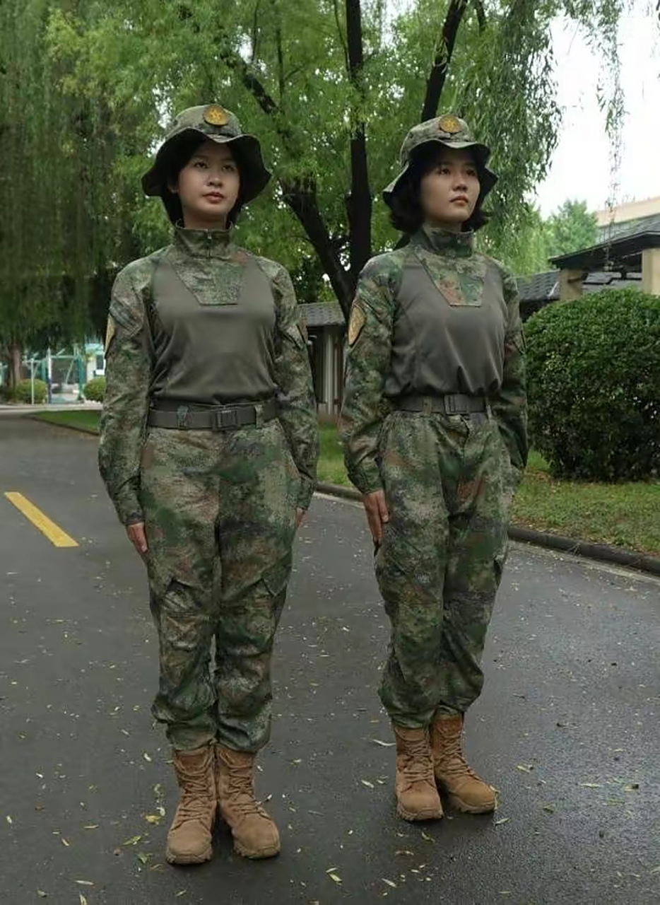 21式丛林迷彩蛙式作训服已陆续配发至部队,从图中可以看到,该蛙服躯干