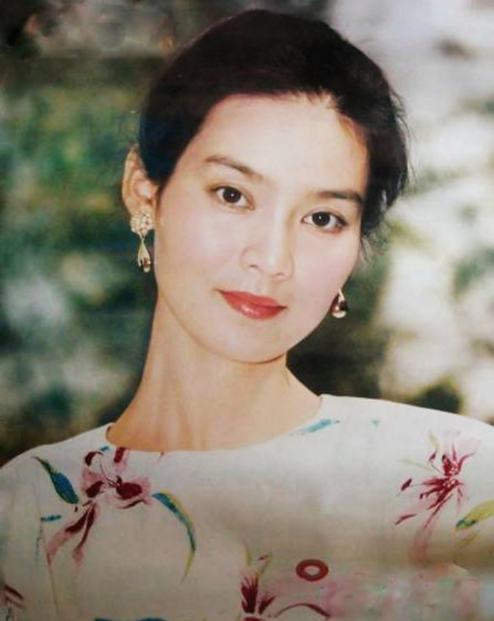 潘虹不化妆,不扮嫩,素颜也优雅,但看到另一张照片也不禁感叹,岁月真的