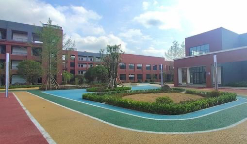 贵阳市修文县明雅学校九年级的20多名学生因违规将手机带到学校,并且