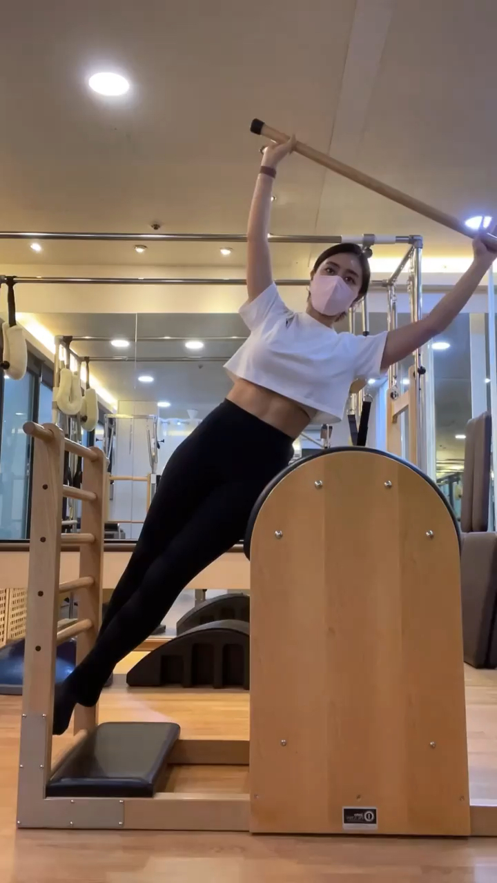 小姐姐坚持锻炼,腹部肌肉发达-度小视