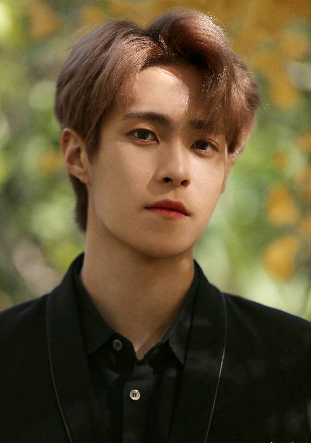 岳岳身着黑色刺绣西装出镜拍摄秋日写真,温柔绅士的俊逸风格