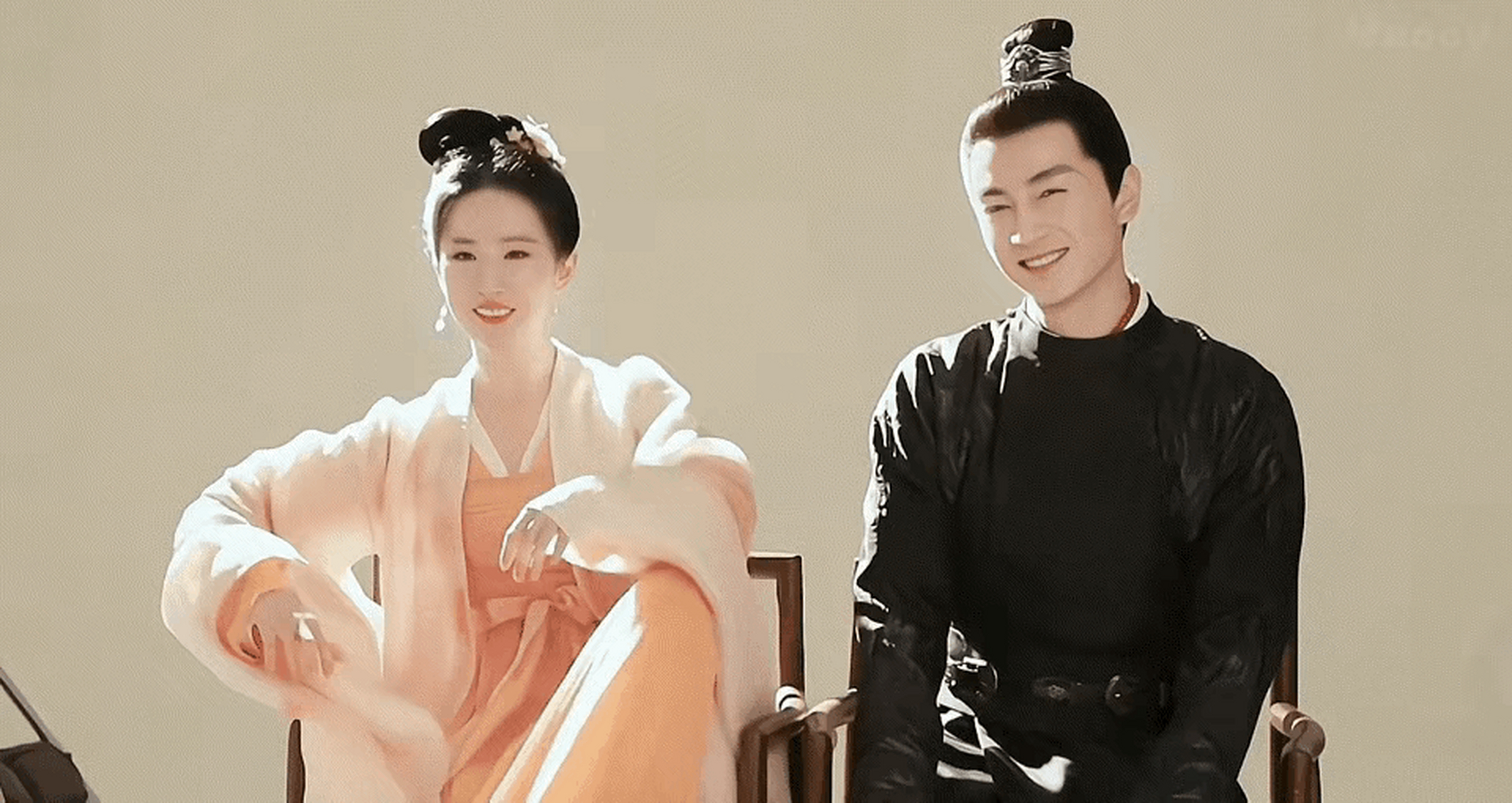 可能是先入为主吧,比起前者,更磕后者.#动态创作月