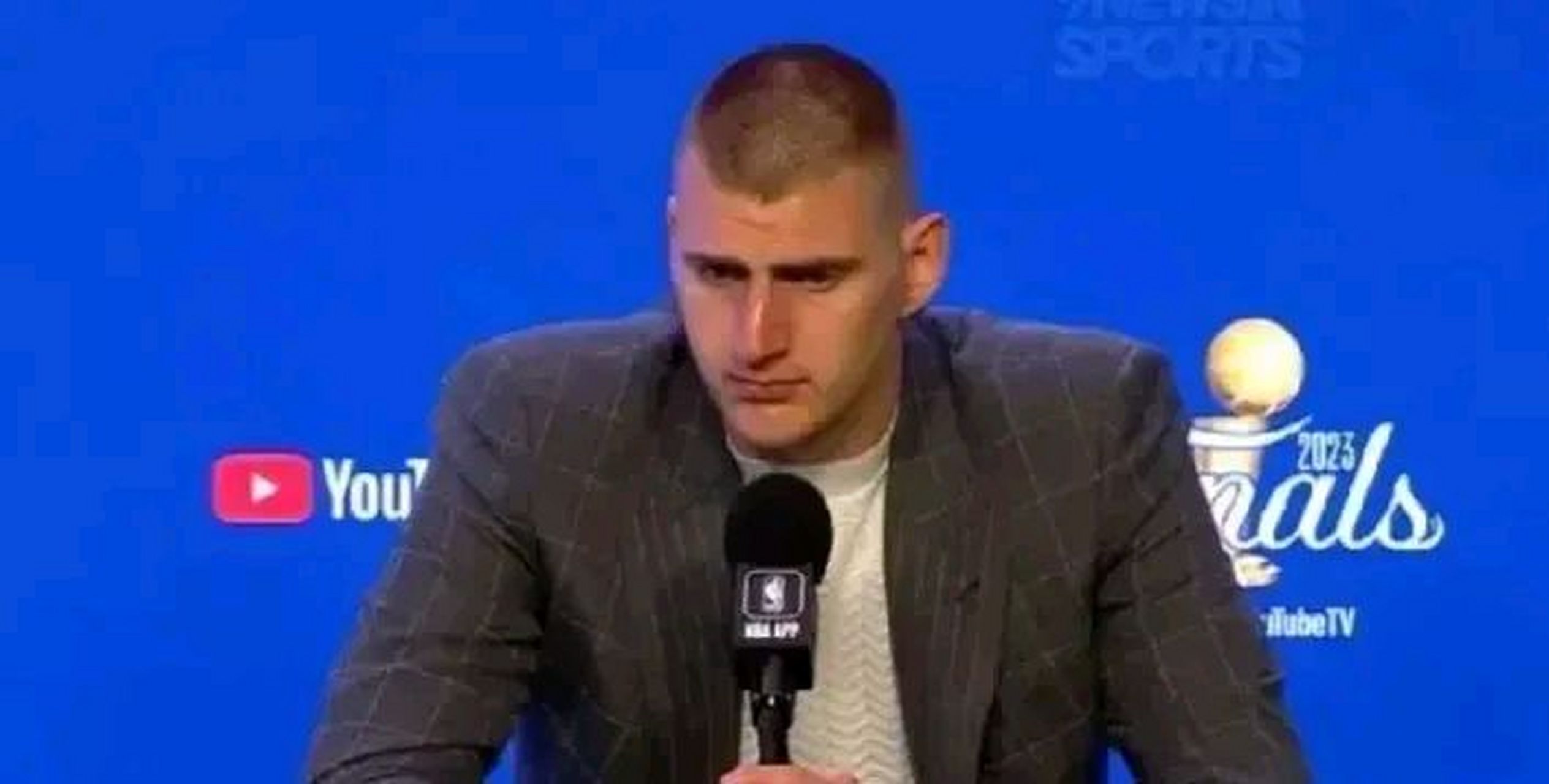 尼古拉-约基奇是掘金队的一名球员,他曾在g4中完成了个人生涯首次大号