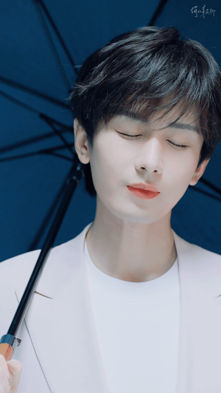 成毅举起伞的那一刻,那张帅气的脸印在我的心上,每一次看见还是会忍不