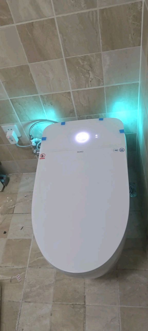 今天干了两家话,早上安装了一个马桶,下午安装了一个浴缸龙头,一共