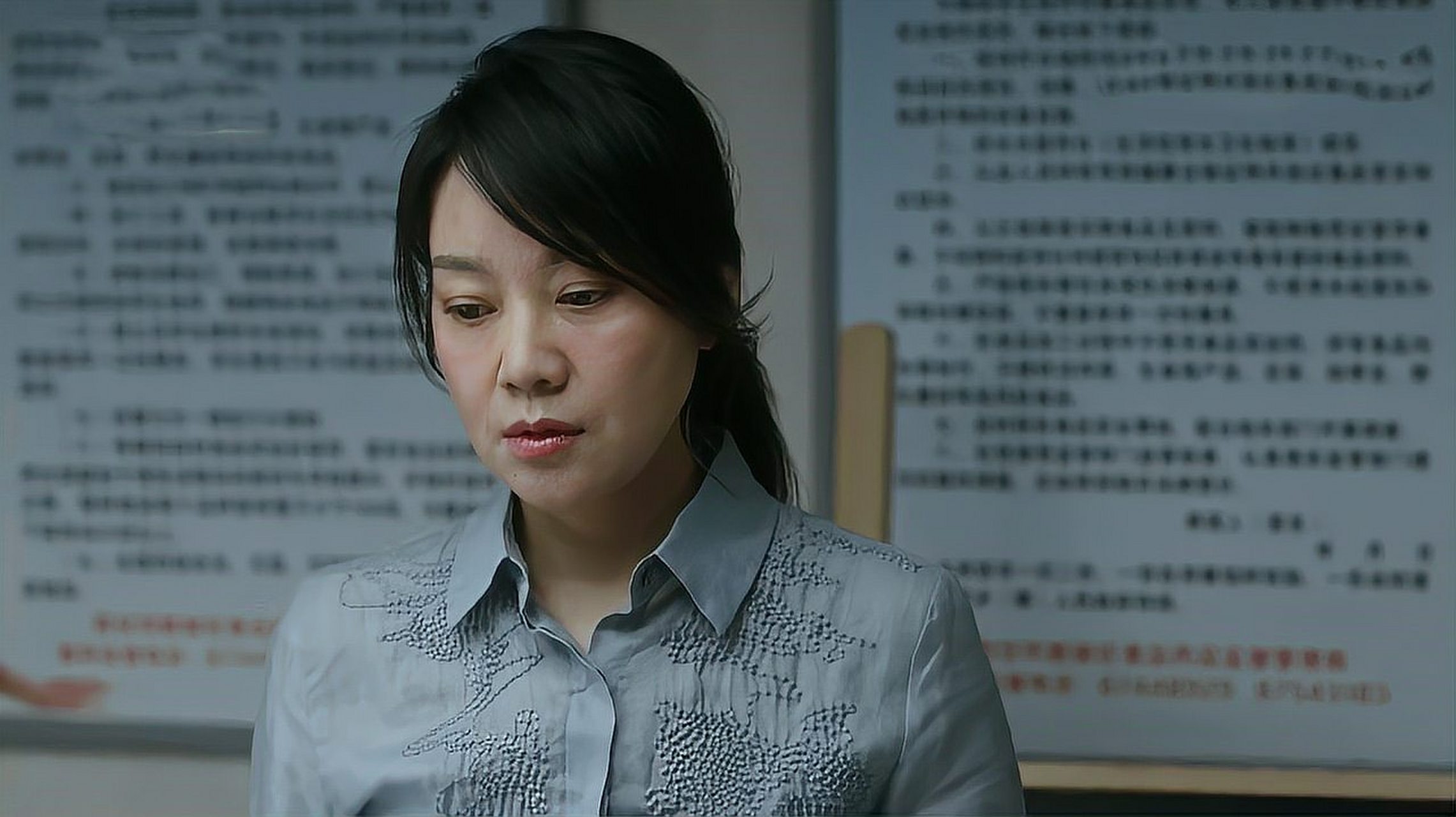 回头再看闫妮在电视剧《装台》中饰演的蔡素芬,不仅美丽贤惠,而且优雅