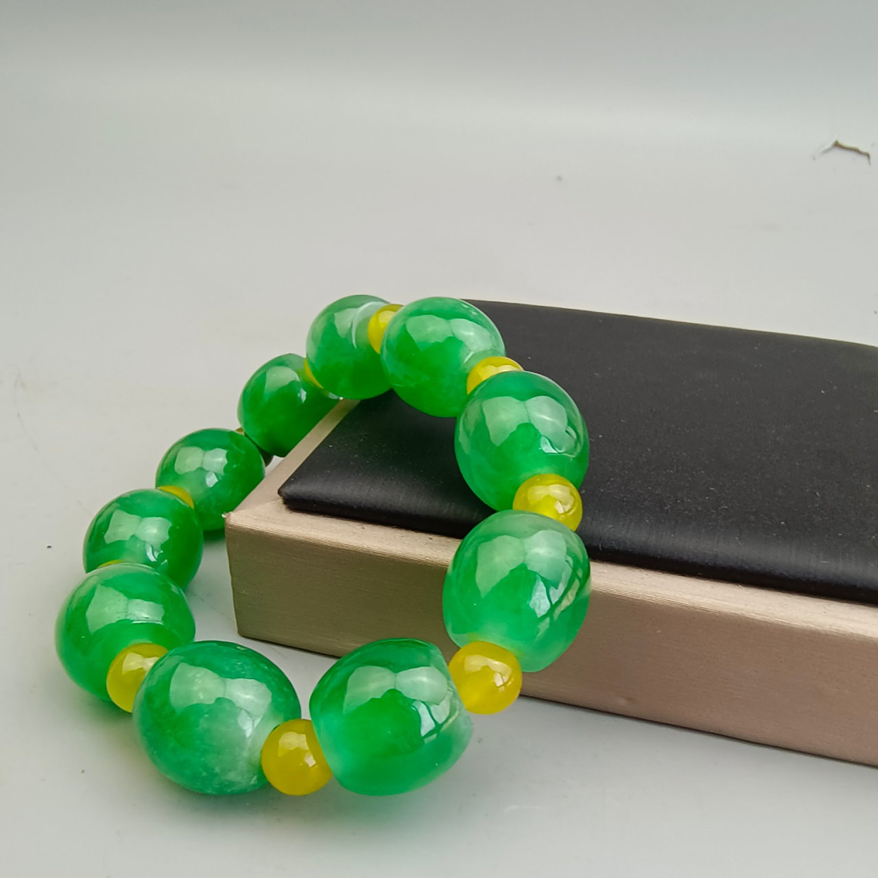 古玉老玉古董收藏的古代缅甸冰种浅绿色老翡翠路路通手链手串