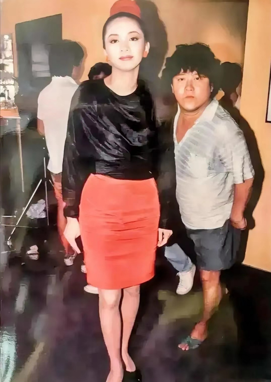 1988年,25岁的梅艳芳和35岁的曾志伟在后台的一张合影,一个看上去大气