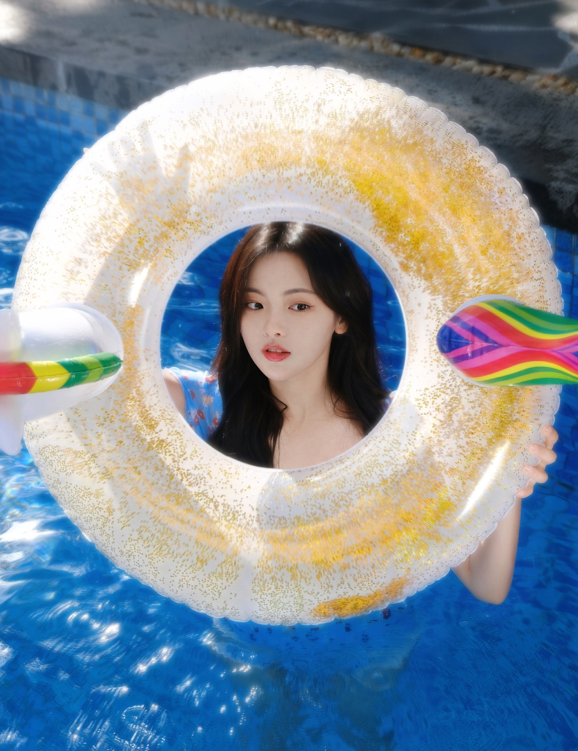 杨超越泳池大片美翻了,一袭浅绿色吊带短裙配披肩长发,清纯可人