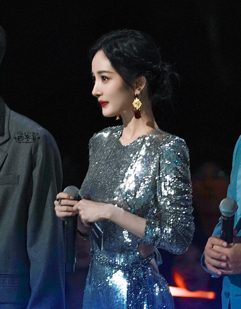 杨幂今日王者荣耀周年庆活动生图,银色闪钻裙 ,好美,太抗镜头了,大幂