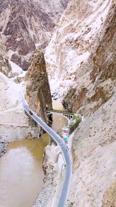 怒江大桥位于云南省怒江州泸水县六库镇, 一公里就有一个战士躺下,这