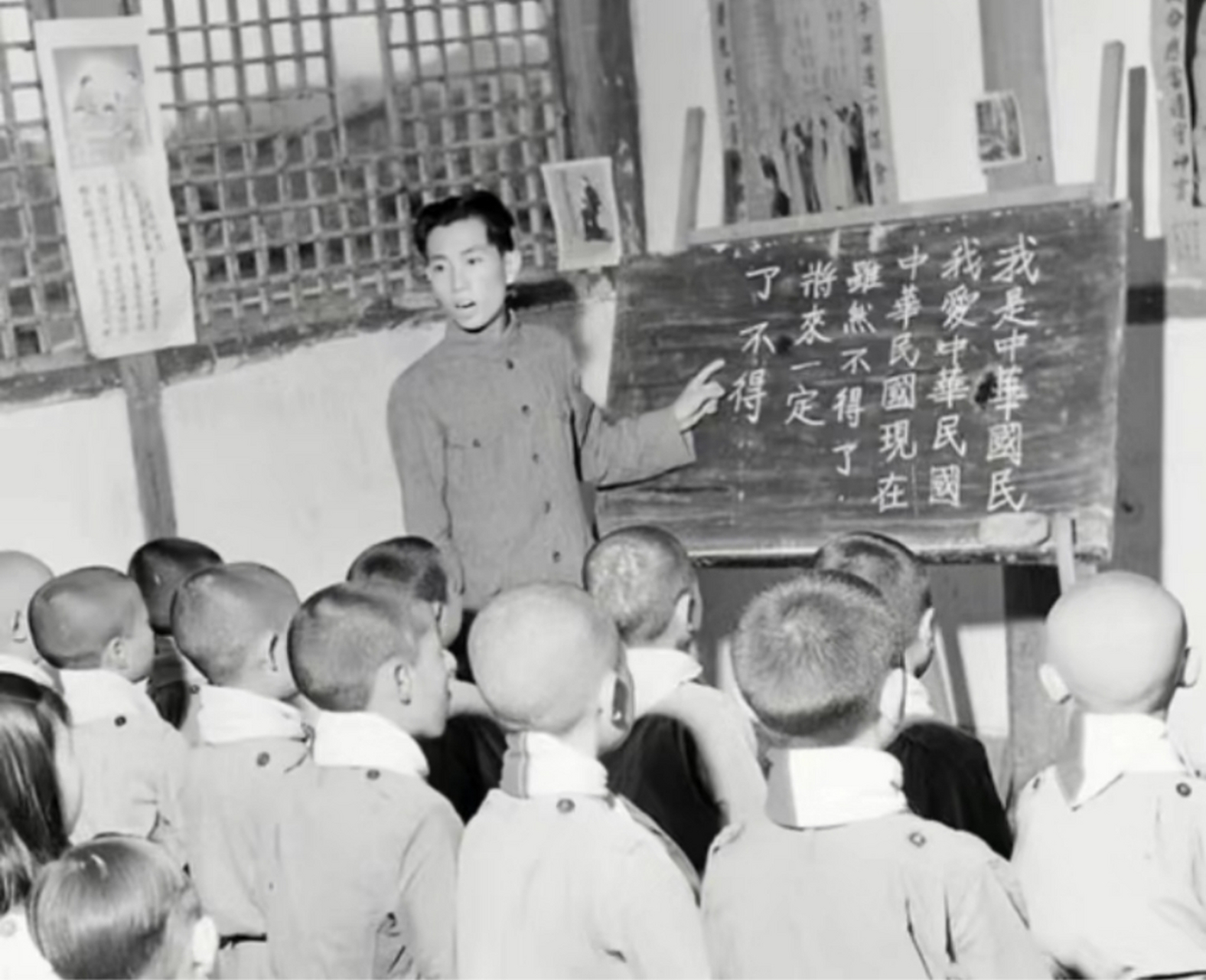 民国老照片,成都龙泉驿某小学课堂上课的场景,语文老师在教学,黑板上